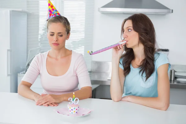 Mulher animando seu amigo chateado em seu aniversário de 30 anos — Fotografia de Stock