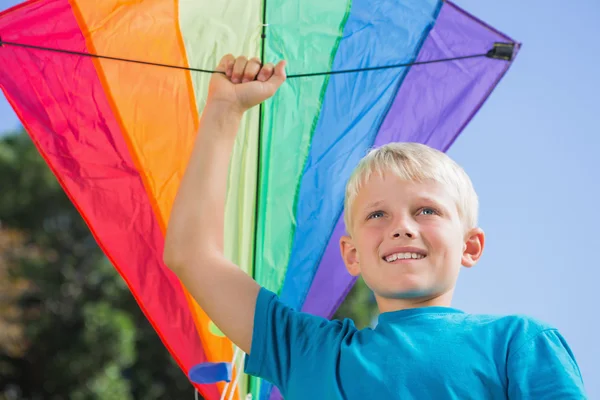 儿童抚养他的胳膊中它的风筝 — 图库照片