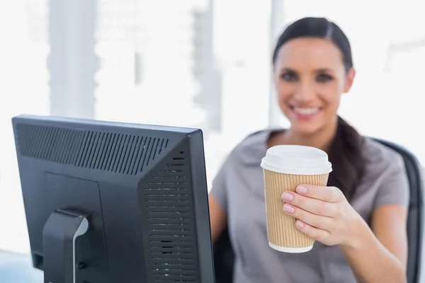 Atrakcyjna kobieta oferuje kawę do aparatu — Zdjęcie stockowe