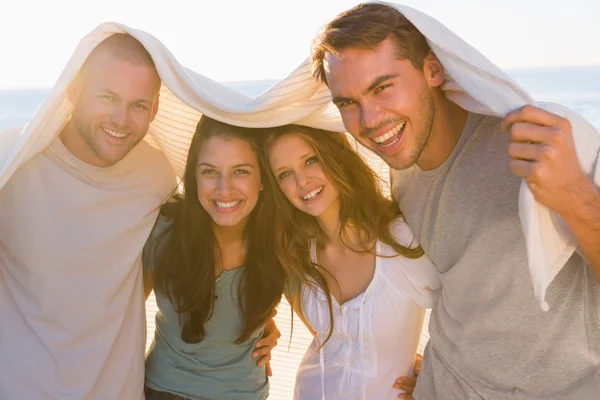 Sonriente grupo de amigos divirtiéndose juntos — Foto de Stock