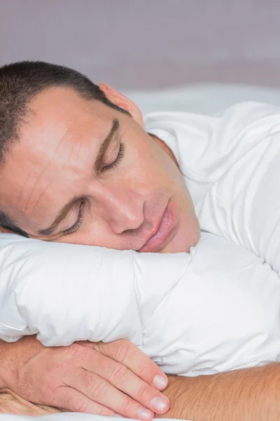 Bell'uomo che dorme sul suo cuscino — Foto Stock
