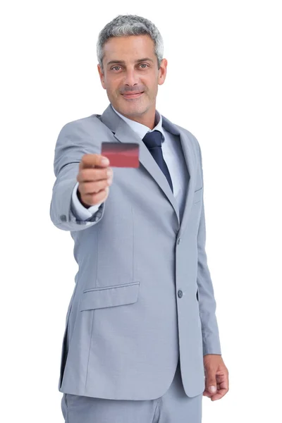 Pewnie biznesmen gospodarstwa karta kredytowa — Zdjęcie stockowe