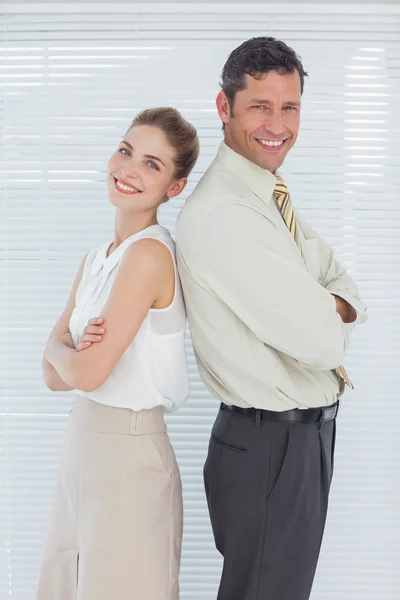 Fröhliches Business-Team posiert Rücken an Rücken — Stockfoto