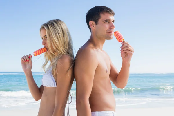 Happy young couple eating ice creams — Stock Photo, Image
