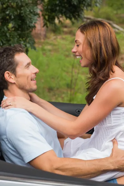 Casal feliz sentindo romântico no banco de trás e rindo — Fotografia de Stock