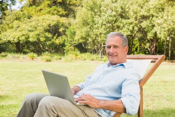 Gelukkig volwassen man met laptop — Stockfoto