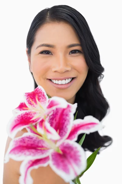 Szczęśliwy naturalne brązowe włosy modelu pozowanie z lily — Zdjęcie stockowe