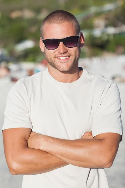 Pohledný mladý muž nosí sluneční brýle — Stock fotografie