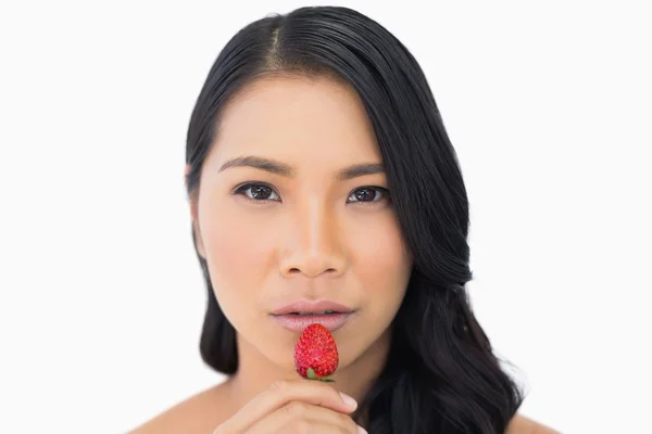 Attraktives braunhaariges Modell mit Erdbeere — Stockfoto