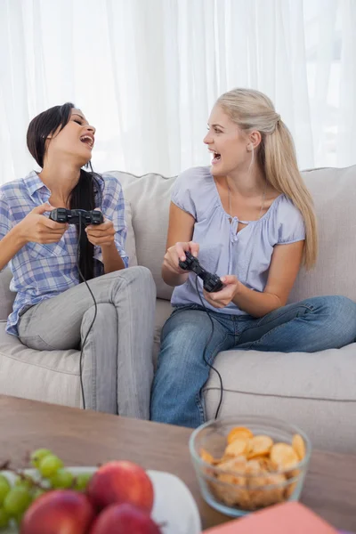 Happy vrienden spelen van videospellen — Stockfoto