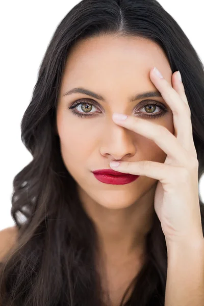 Modelo de pelo oscuro con labios rojos que esconden su cara — Foto de Stock