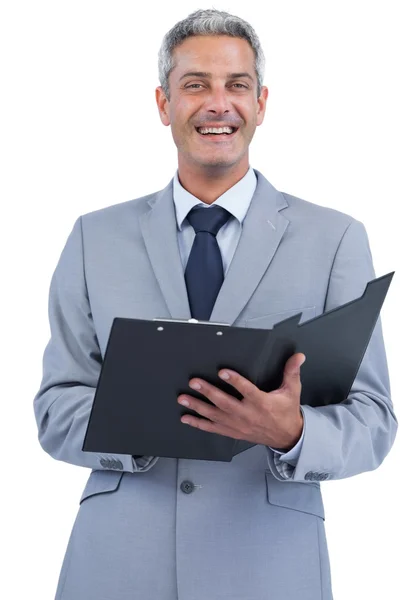 Empresário alegre segurando prancheta — Fotografia de Stock