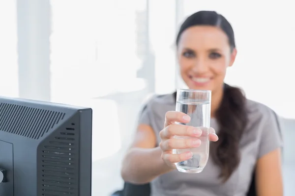 Underbara sekreterare erbjuder vatten — Stockfoto