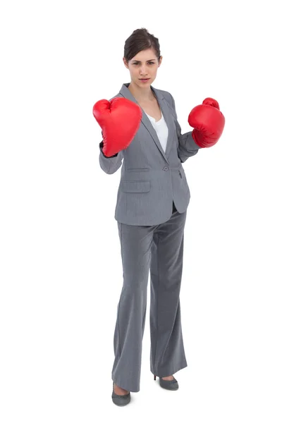 Конкурентная женщина в красных боксерских перчатках — стоковое фото