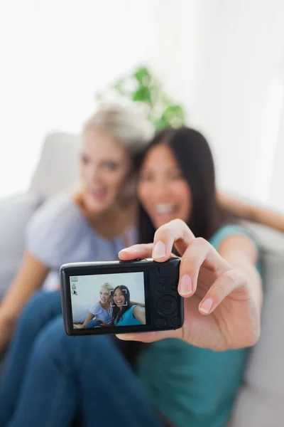 Dos amigos felices tomando fotos con la cámara — Foto de Stock