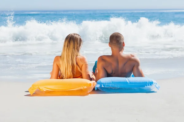 Leuk paar in badpak zonnebaden samen — Stockfoto