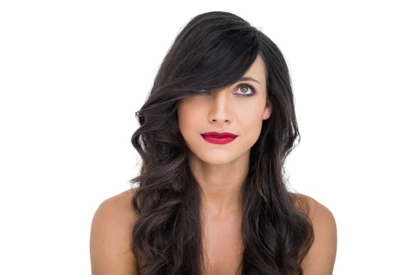Mulher de cabelos muito escuros posando com lábios vermelhos olhando para cima — Fotografia de Stock