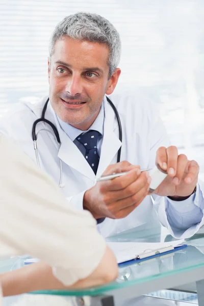 Leende läkare lyssna på sin patient — Stockfoto