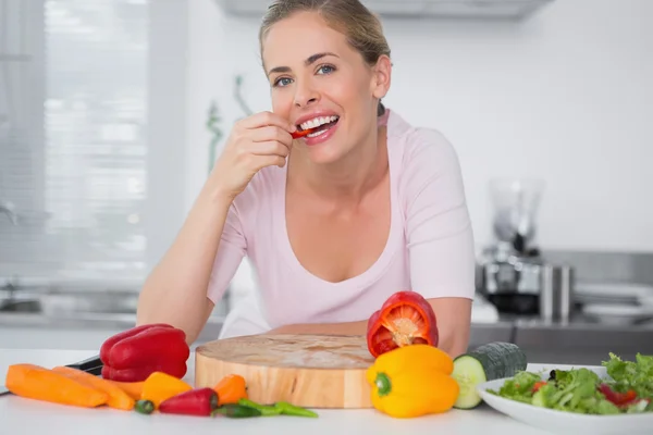 Aantrekkelijke vrouw groenten eten — Stockfoto