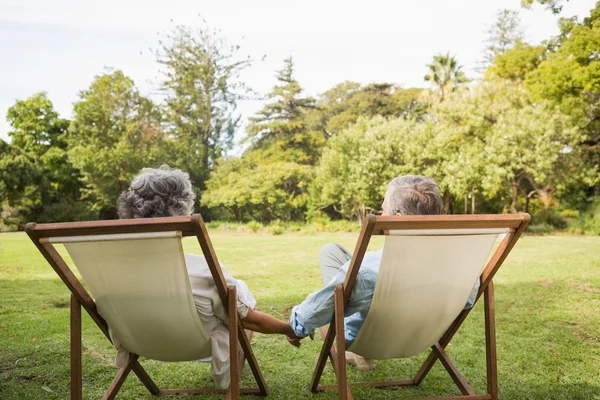 Glad äldre par sitter i parken — Stockfoto