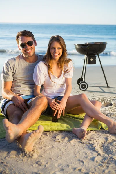 Couple joyeux posant tout en ayant barbecue — Photo