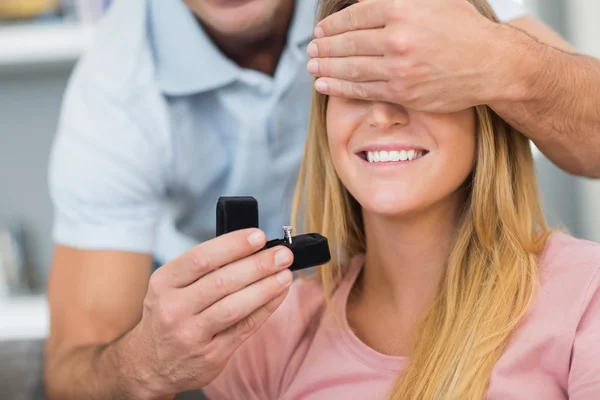 Homme sur le point de demander en mariage à sa petite amie sans méfiance sur le canapé — Photo