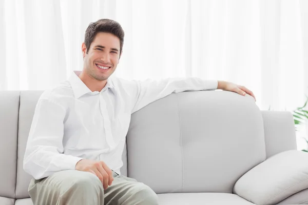 Elegante joven sentado en el sofá —  Fotos de Stock