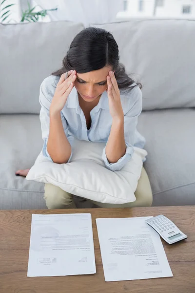 Donna concentrata a controllare le bollette — Foto Stock