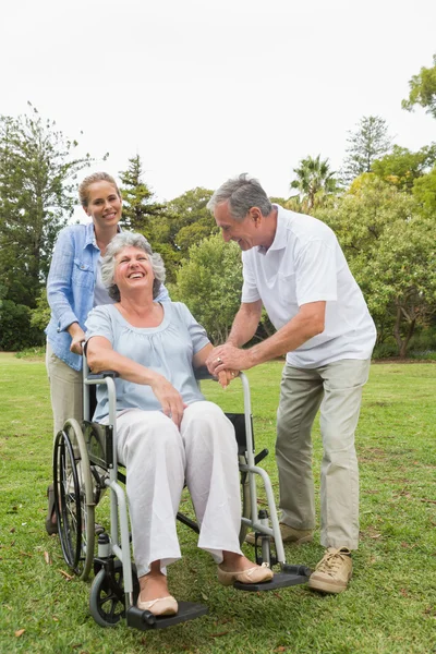 Mujer jubilada en silla de ruedas con marido e hija —  Fotos de Stock
