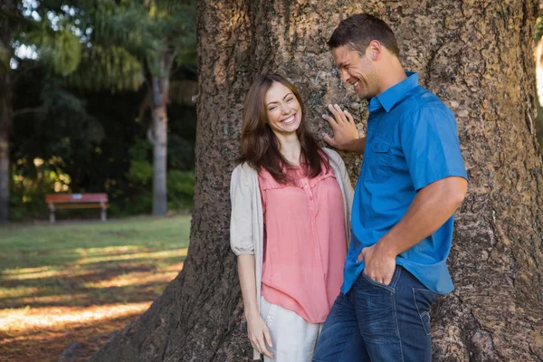 Man and woman leaning on a tree — Stock Photo, Image