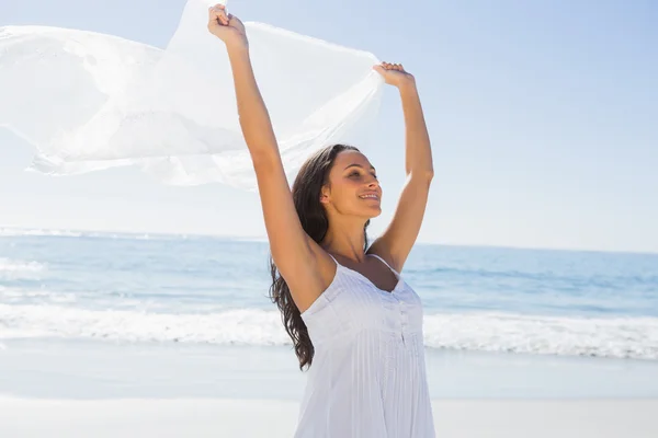 Schöne Brünette im weißen Sonnenkleid mit Sarong — Stockfoto