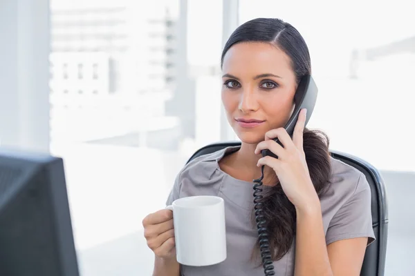 Ernsthafte Geschäftsfrau macht Pause — Stockfoto