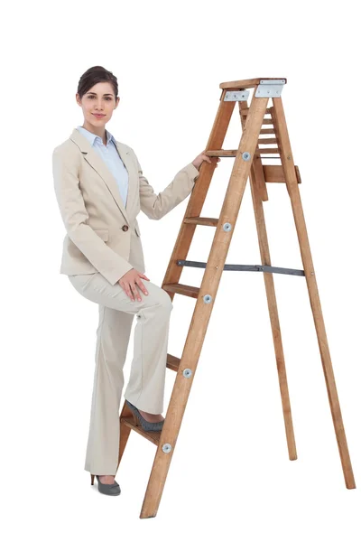 Деловая женщина, поднимающаяся по карьерной лестнице — стоковое фото