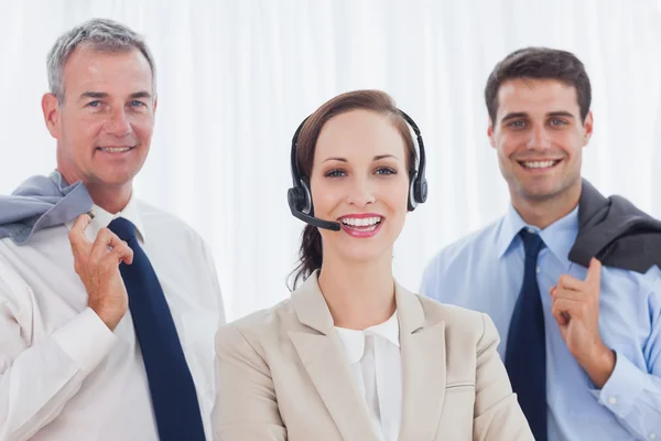 Alegre agente del centro de llamadas posando con su equipo de trabajo — Foto de Stock