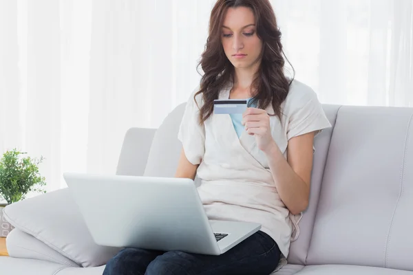 Mulher compras on-line com seu laptop — Fotografia de Stock