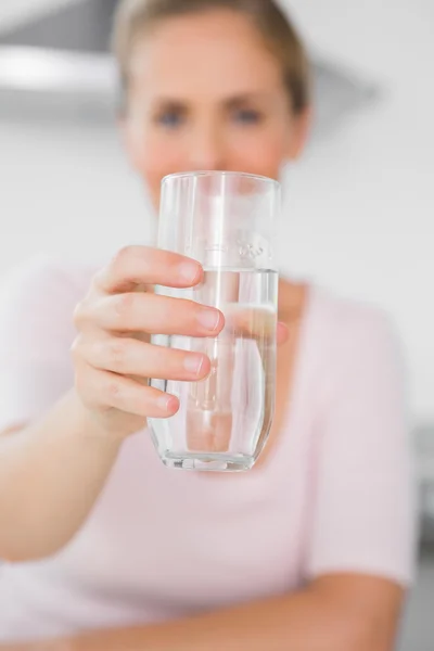 Mujer rubia ofreciendo agua — Foto de Stock