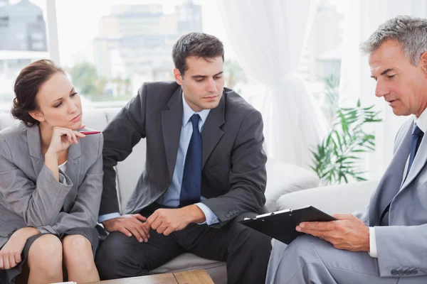 Partner beim Anaylzen von Dokumenten während eines Meetings — Stockfoto