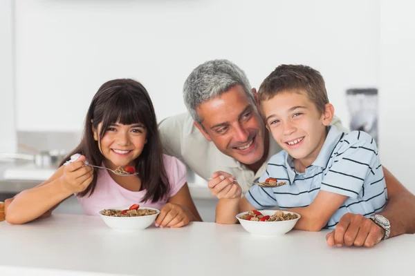 Šťastný otec mluvil s jeho dětmi během jejich snídaně — Stock fotografie