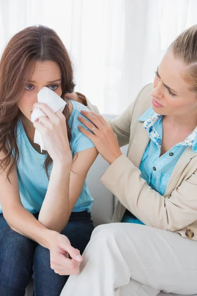 Therapeut kijken naar haar patiënt huilen — Stockfoto