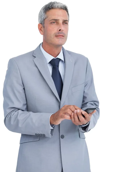 Pensativo hombre de negocios enviando mensaje de texto — Foto de Stock