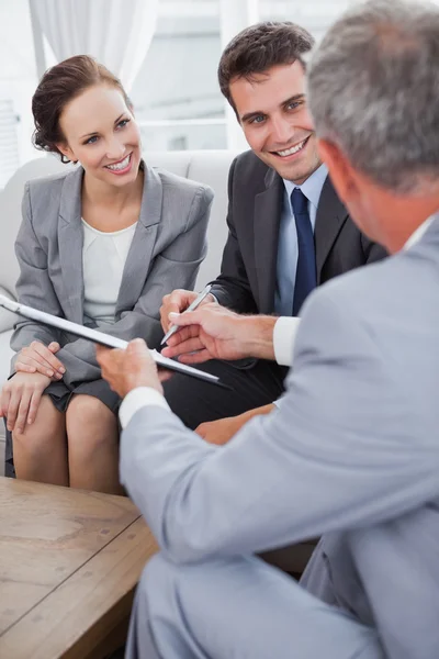 Empresario dando un contrato a sus socios Imagen De Stock