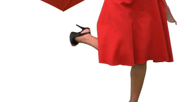 Mujer con tacones altos sosteniendo un paraguas roto en la pantalla blanca — Vídeo de stock