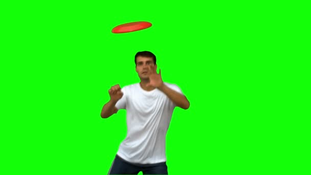 Hombre saltando y la captura de un frisbee en la pantalla verde — Vídeos de Stock