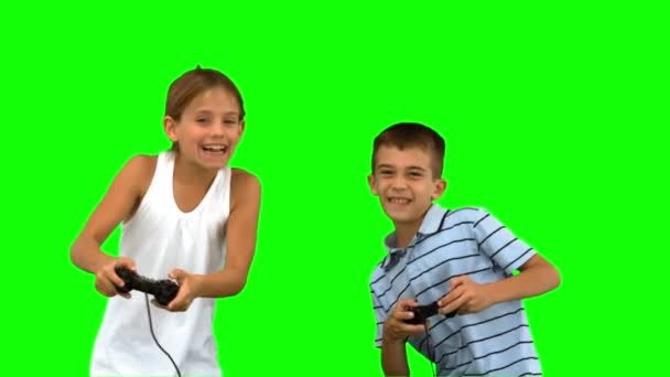Frères et sœurs jouant à des jeux vidéo sur écran vert — Video