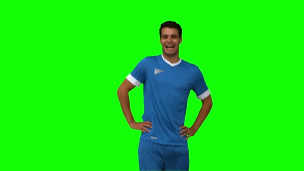 Футболіст зігрівається на зеленому екрані — стокове відео