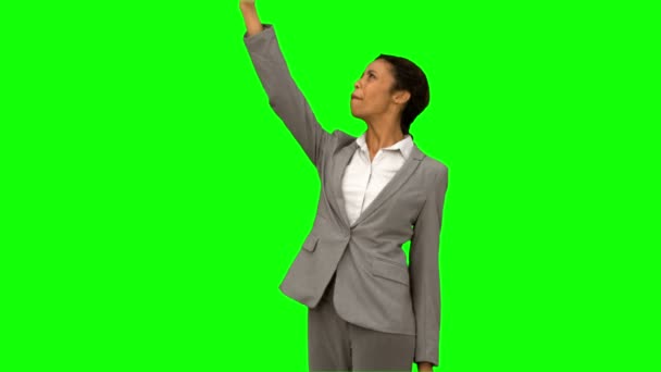 Arg kvinna att höja sin telefon i luften på grön skärm — Stockvideo