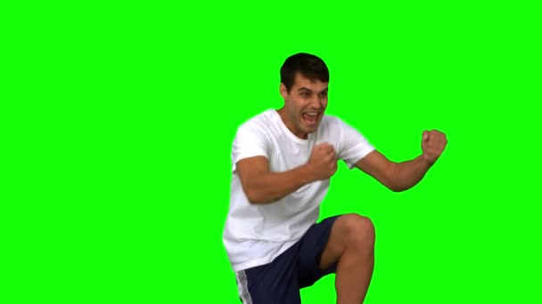 Щасливий чоловік жестикулює на зеленому екрані — стокове відео