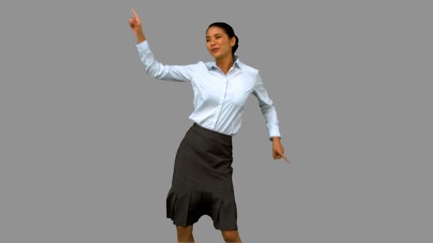 Interesu dyskoteka taniec na szary ekranSzczęśliwa kobieta podnoszenie broni na biały ekran — Wideo stockowe
