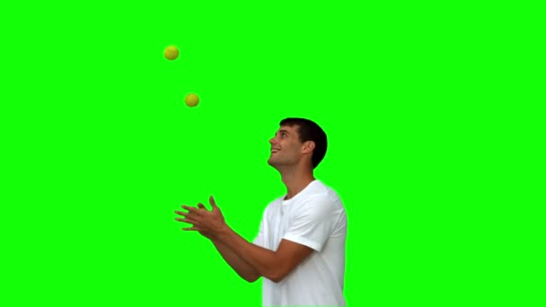 Muž driblování s míčky na zelené obrazovce — Stock video
