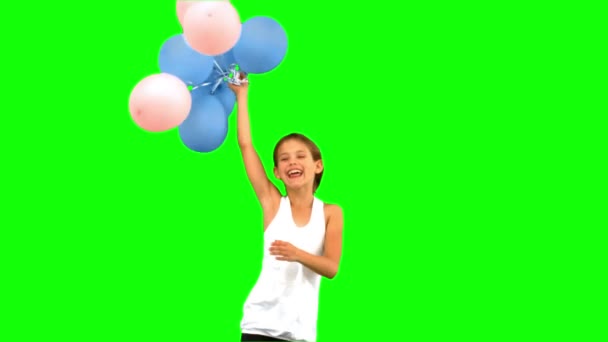 Niña jugando con globos en pantalla verde — Vídeo de stock